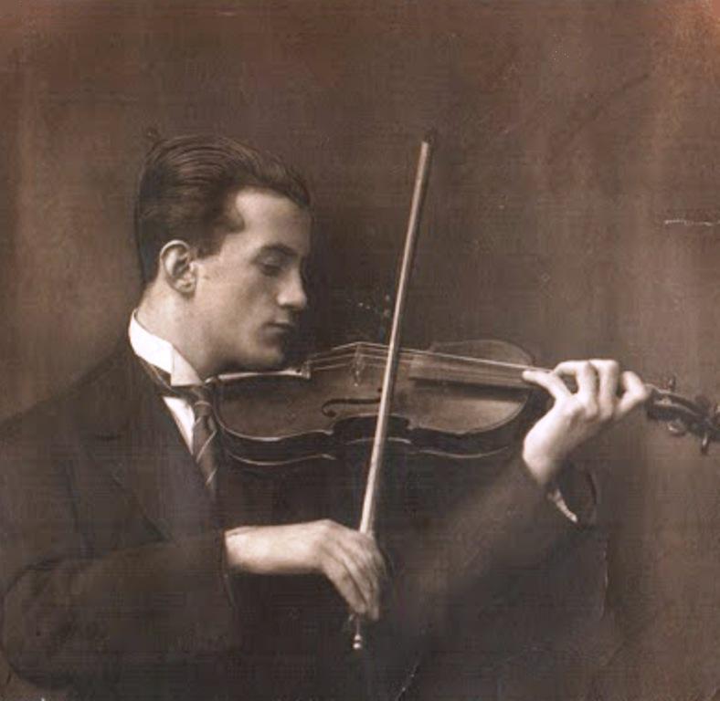 Ένας συνάδελφος του Λεωνίδα Καβάκου (βιολιστής κι εκείνος) και το «συνάδελφος –πιστέψτε το– τιμά απείρως τον Καβάκο, ο μέγας Νίκος Σκαλκώτας (1904-1949) ήταν ο πρώτος λόγιος συνθέτης που επιχείρησε να απενοχοποιήσει (στο χώρο του) το ρεμπέτικο τραγούδι (καιρό πριν τον Μάνο Χατζιδάκι). 