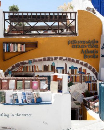 Η ιστορία του ανθρώπου που έφτιαξε στην Σαντορίνη το πιο ενδιαφέρον βιβλιοπωλείο του κόσμου
