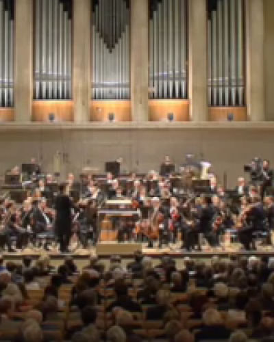 Μια συμφωνική ορχήστρα εκπλήσσει τον μαέστρο στα γενέθλια του ενώπιον κοινού.